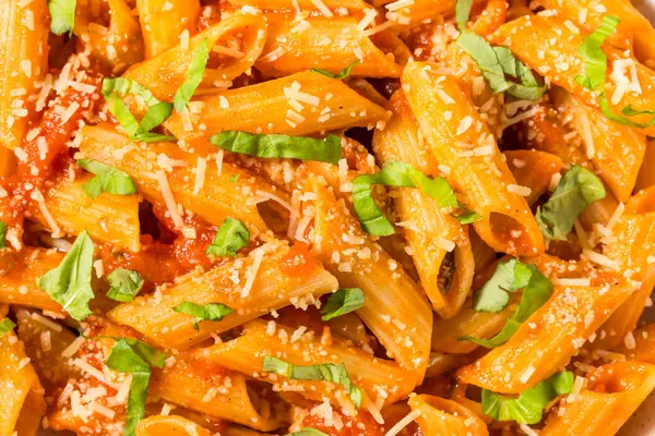 Pasta Caseira Italiana Pennoni Com Molho Tomate Manjericão Fotografias De Stock Royalty-Free