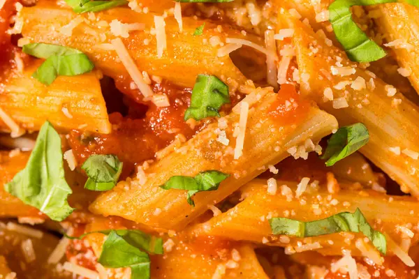 Italiensk Hjemmelaget Pennoni Pasta Med Tomatsaus Basilikum stockbilde