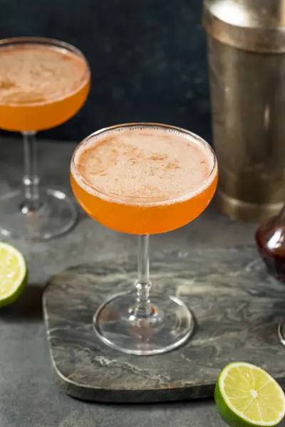 Boozy Bourbon Lions Tail Cocktail Med Lime Bitters stockbilde