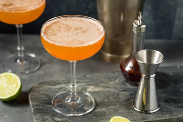 Bebida Bourbon Lions Cauda Cocktail Com Limão Bitter Imagens Royalty-Free