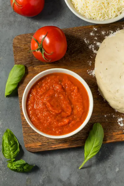 Rød Økologisk Pizza Tomatsaus Bolle Med Basilikum stockfoto