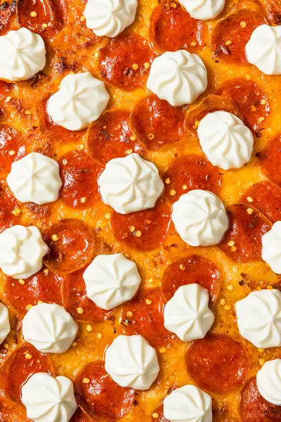 Hot Honning Pepperoni Pizza Med Ricotta Basilikum royaltyfrie gratis stockfoto