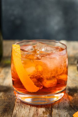 Şampanya ve Vermut 'lu Negroni Sbagliato Kokteyli