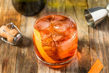 Şampanya ve Vermut 'lu Negroni Sbagliato Kokteyli