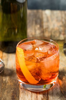 Şampanya ve Vermut 'lu Negroni Sbagliato Kokteyli