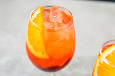 Soğuk Serinletici Aperol Spritz Şampanyalı ve Sodalı Kokteyl