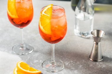 Soğuk Serinletici Aperol Spritz Şampanyalı ve Sodalı Kokteyl