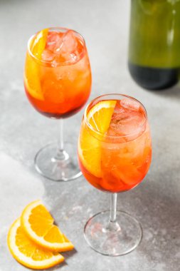 Soğuk Serinletici Aperol Spritz Şampanyalı ve Sodalı Kokteyl