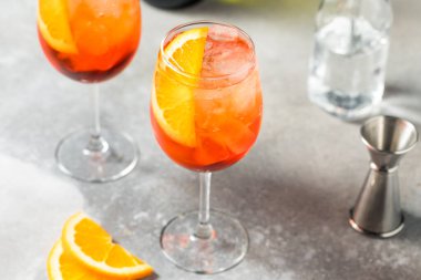 Soğuk Serinletici Aperol Spritz Şampanyalı ve Sodalı Kokteyl