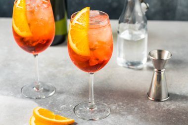 Soğuk Serinletici Aperol Spritz Şampanyalı ve Sodalı Kokteyl