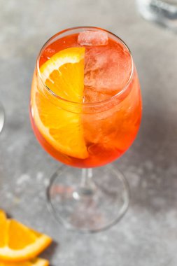 Soğuk Serinletici Aperol Spritz Şampanyalı ve Sodalı Kokteyl