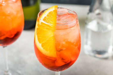 Soğuk Serinletici Aperol Spritz Şampanyalı ve Sodalı Kokteyl