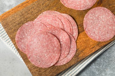 Kırmızı İtalyan salatası Sandviçin üzerinde yemeye hazır.