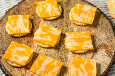 Atıştırmalık sağlıklı, kolay peynir ve kraker.