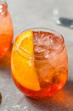 Soğuk İtalyan Aperol Spritz Kokteyli ve Portakal Dilimi