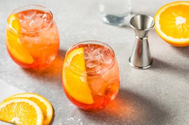 Soğuk İtalyan Aperol Spritz Kokteyli ve Portakal Dilimi