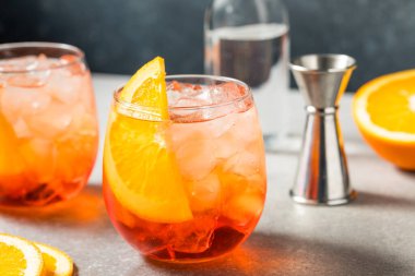 Soğuk İtalyan Aperol Spritz Kokteyli ve Portakal Dilimi