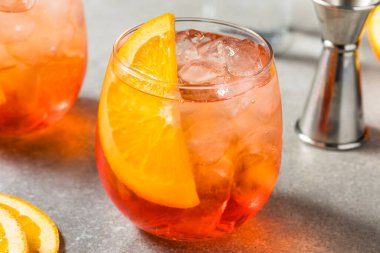 Soğuk İtalyan Aperol Spritz Kokteyli ve Portakal Dilimi