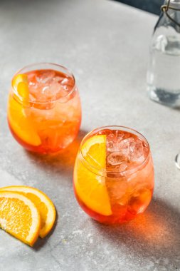 Soğuk İtalyan Aperol Spritz Kokteyli ve Portakal Dilimi