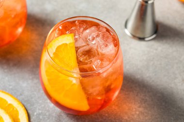 Soğuk İtalyan Aperol Spritz Kokteyli ve Portakal Dilimi
