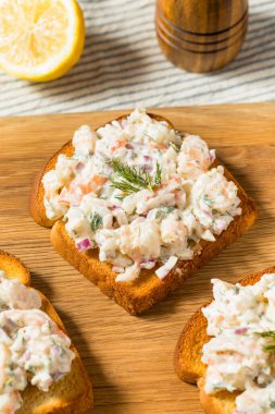 Soğuk Karides Tostu Mayo ve Dill ile Ekmek Üzerine Skagen