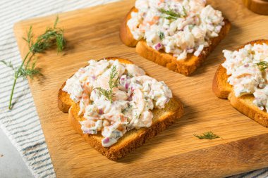 Soğuk Karides Tostu Mayo ve Dill ile Ekmek Üzerine Skagen