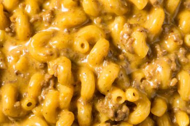 Hamburgerli ev yapımı Chili Mac ve peynirli kek.