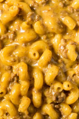 Hamburgerli ev yapımı Chili Mac ve peynirli kek.