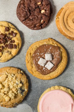 Kalın Gurme Çikolata ve Tarçınlı Çörekler Yemeye Hazır