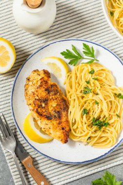 Ev yapımı limonlu biberli tavuk göğsü ve makarna.