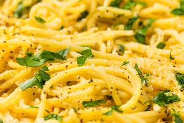 İtalyan ev yapımı maydanozlu limonlu biberli makarna.