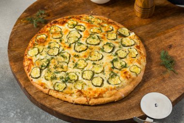 Beyaz sos ve Dill ile İtalyan Ev Yapımı Turşu Pizzası