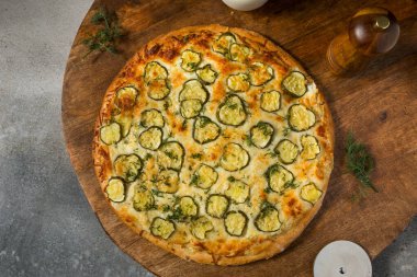 Beyaz sos ve Dill ile İtalyan Ev Yapımı Turşu Pizzası
