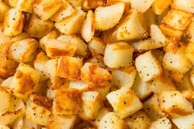 Ev yapımı, tuzlu ve biberli patates kızartması.