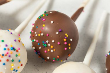 Ev yapımı vanilya ve çikolatalı kek.