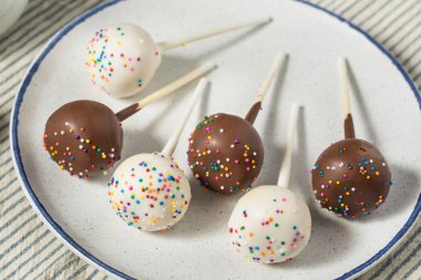 Ev yapımı vanilya ve çikolatalı kek.