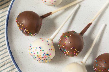 Ev yapımı vanilya ve çikolatalı kek.