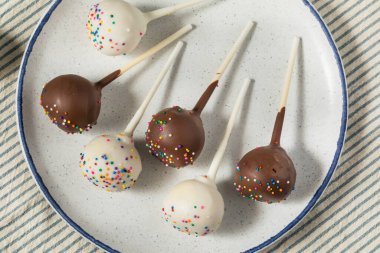 Ev yapımı vanilya ve çikolatalı kek.