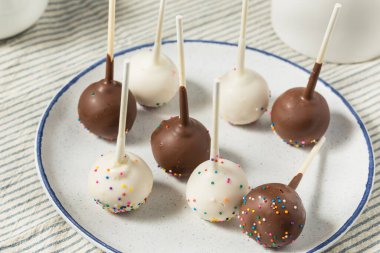 Ev yapımı vanilya ve çikolatalı kek.