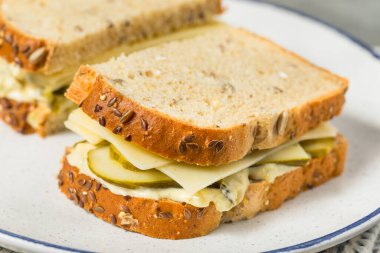 Mayonez ve peynirli ev yapımı kremalı sandviç.