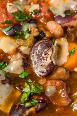 Domates ve peynirli ev yapımı 15 fasulye çorbası.