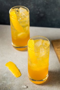 Soğuk Limonlu Suze Tonik Cin ve Soda ile Kokteyl