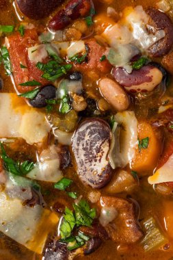 Domates ve peynirli ev yapımı 15 fasulye çorbası.