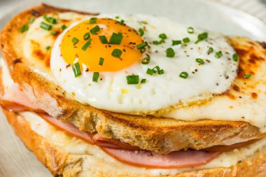 Fransız Croque Madam Sandviç, jambonlu ve yumurtalı.