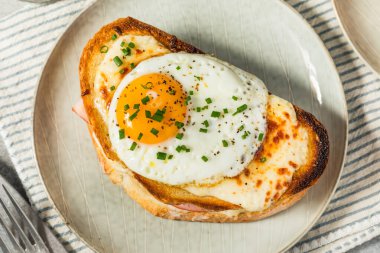 Fransız Croque Madam Sandviç, jambonlu ve yumurtalı.