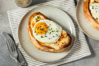 Fransız Croque Madam Sandviç, jambonlu ve yumurtalı.