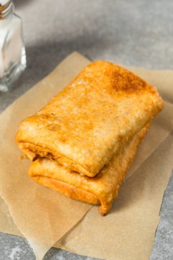 Soslu ve peynirli Chicago usulü Pizzalı Puff Pocket