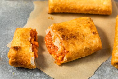 Soslu ve peynirli Chicago usulü Pizzalı Puff Pocket