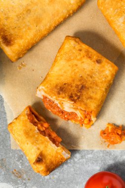 Soslu ve peynirli Chicago usulü Pizzalı Puff Pocket