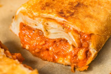 Soslu ve peynirli Chicago usulü Pizzalı Puff Pocket